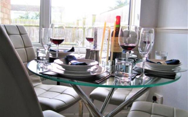 Airport/University Luxury Apartment 1