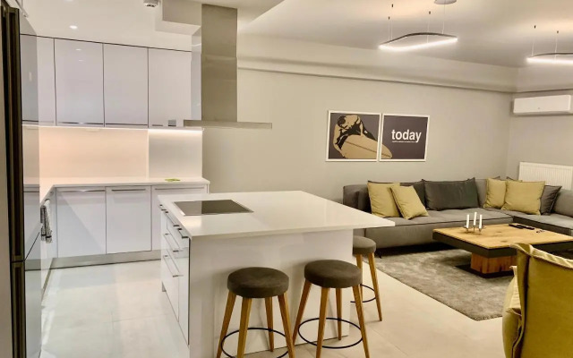 Fab New Flat in Central Athens w/ Acropolis Views
