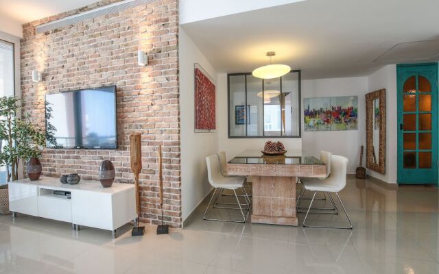High Standard Seaside Apartment w/ Parking