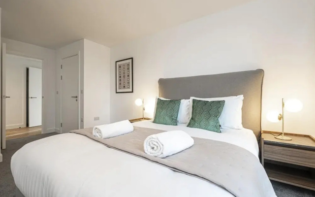 Flat With Skyline City Views