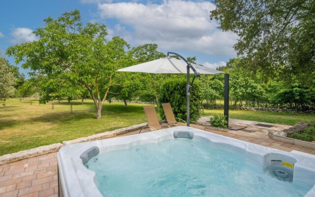 Stunning Home in Ostrobradic With Wifi and 2 Bedrooms