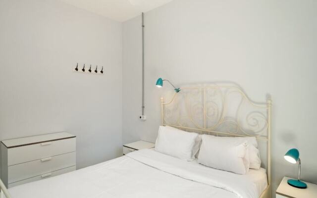 3 Bedroom Apt W/balcony 4 min to Tube