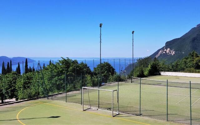 Appartamento Tobias 201 La Portella by Gardadomusmea