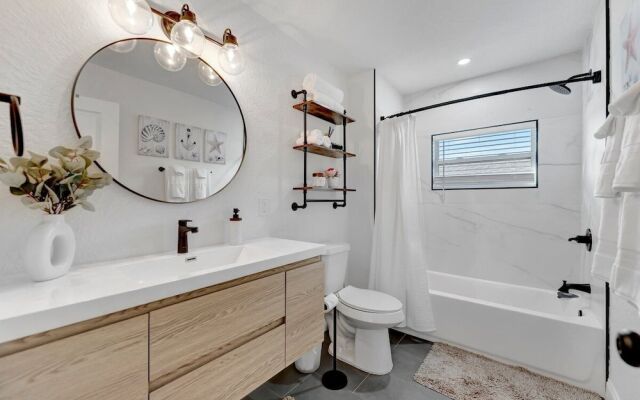 St. Pete Family Bungalow & Private Oasis