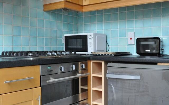 Bright 2 Bedroom Flat in Great Location