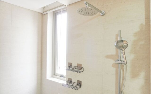 Serene And Best Location 2Br Gold Coast Apartment