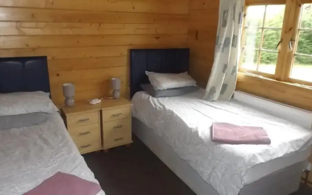 Spacious 3 Bedroom Cabin at Avonvale Holiday Lodge