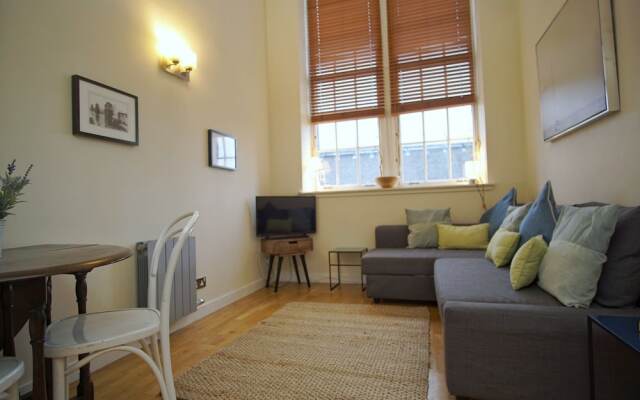 Bright, Spacious Old Town Flat for 6