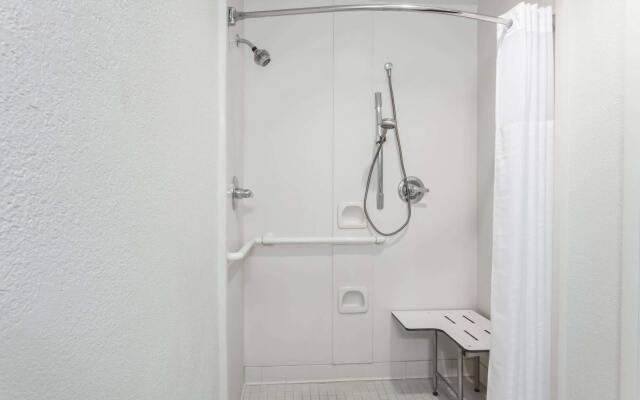 Super 8 by Wyndham Orlando Near Florida Mall