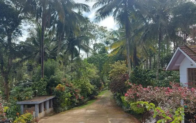 Family Estate Stay Near Murnad