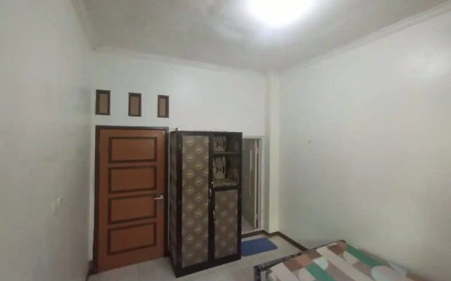 SPOT ON 93385 Penginapan Hj Lilis 2 Syariah