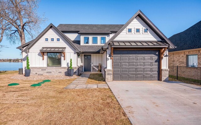 Lakefront Granbury Retreat w/ Patio & Fire Pit