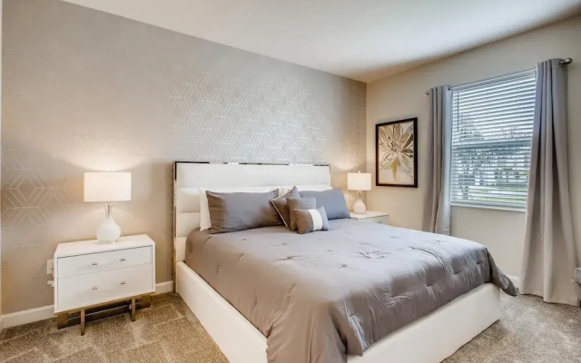 8908 CC - 6BR Luxury Home: Private Pool