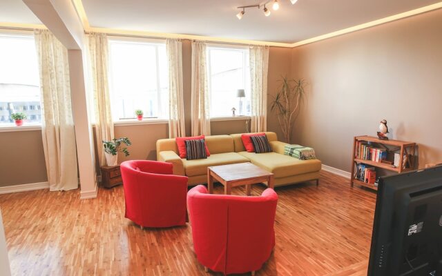 Downtown apartment by the lake