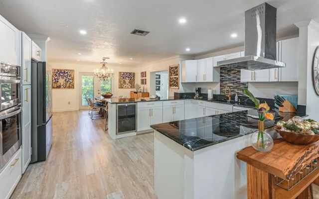 Near 5th Ave & Beach! Family-friendly Naples Home