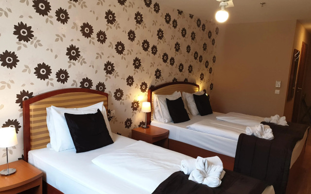 Six Inn Hotel