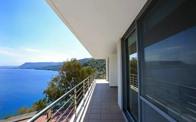 Seafront home 4' walk to private beach