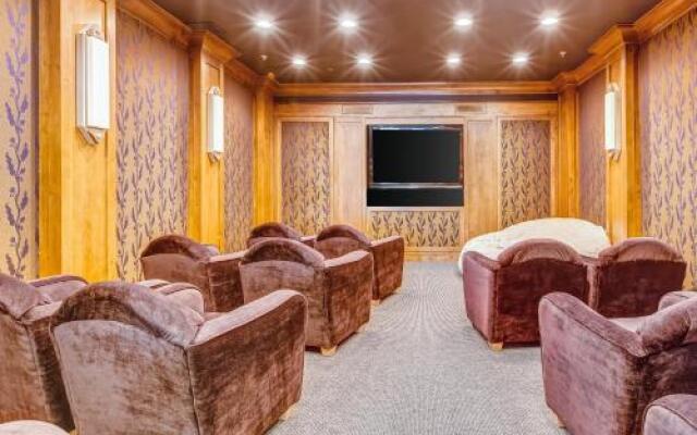 Eagle Springs East 101: Red-Wing Suite