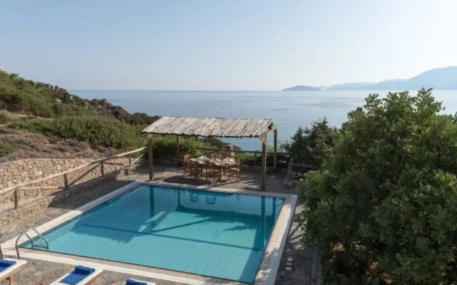 Beautiful 3-bed Sea Front Villa in Agios Nikolaos