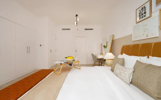 Chic 2BR Downtown Haven w Balcony City Views