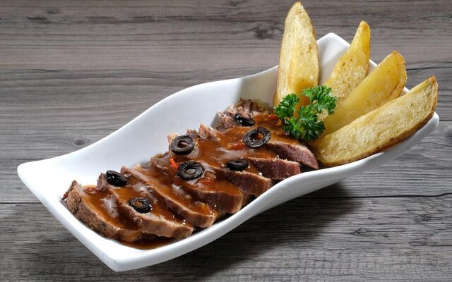 Golden Prince Hotel and Suites