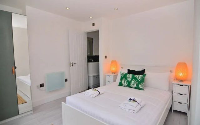 MACARENA WHARF Apartments