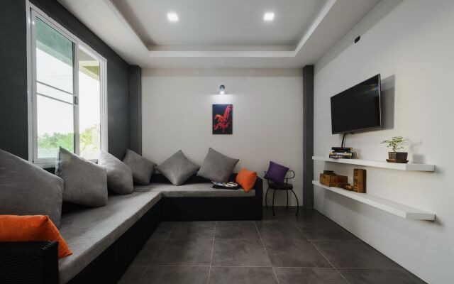 Villa Rajapruek Entire 3 villa with pool near Airport and City Center