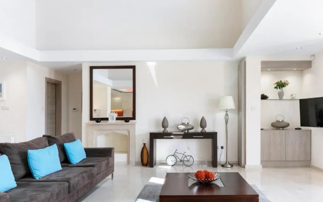 4 bedroom Villa Galinios with large private pool, Aphrodite Hills Resort