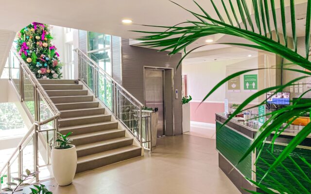 Metro Pines Inn