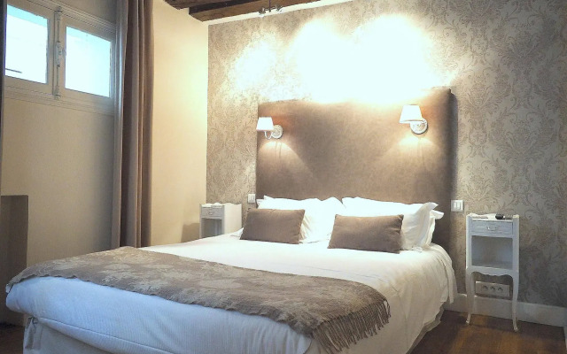 Louvre Parisian ChicSuites