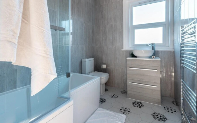 Kensington Place - 4 Bedroom Home w Free Parking