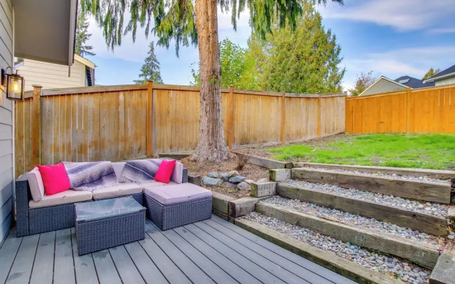 Private Yard & Fire Pit! Modern Kirkland Abode