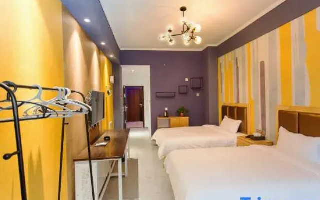 Yunduo E-sports Hotel (Zhumadian Huanghuai College)