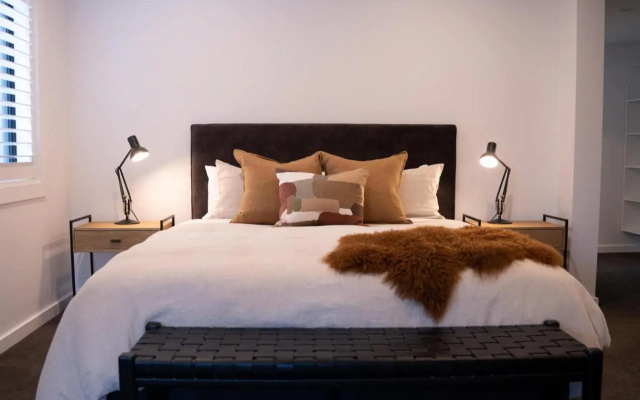 Genoa - Sleeps 6 - Lakefront Apartment – Guest Rooms – Wanaka