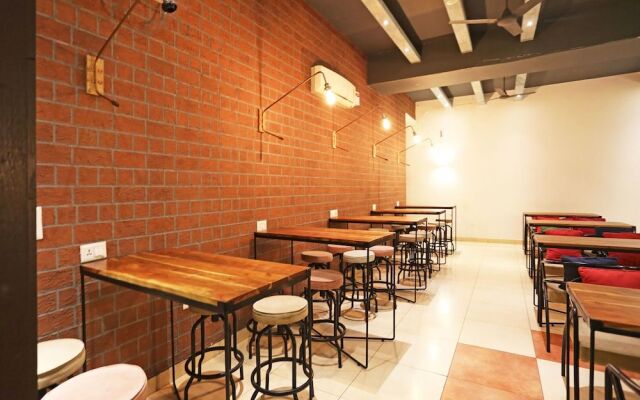 OYO 4646 Hotel Hari Villa