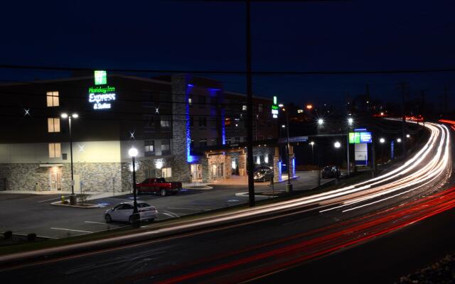 Holiday Inn Express & Suites Pittsburgh - Monroeville