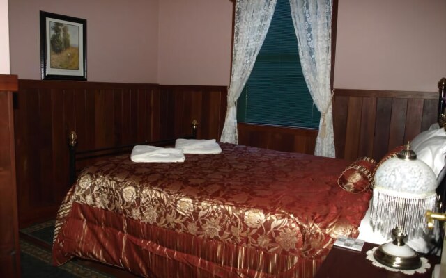 Pemberton Old Picture Theatre Holiday Apartments