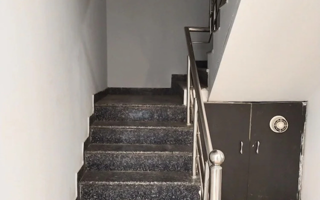 Saltstayz Express - Medicity (Near Medanta Hospital)