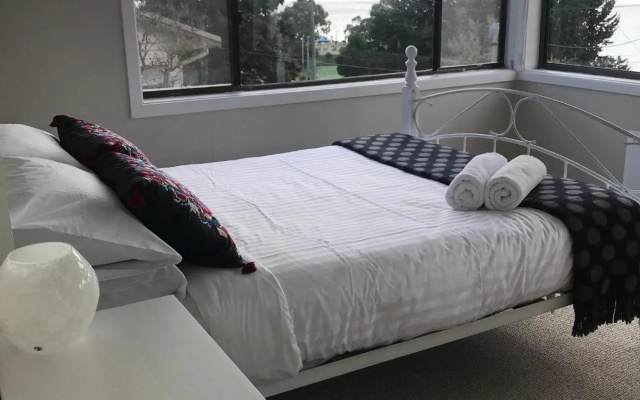 3 Bedroom Lakeview Cottage with Drying/Bike Room – Guest Rooms – Jindabyne
