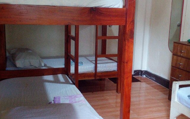 Emok's Guest House - Hostel