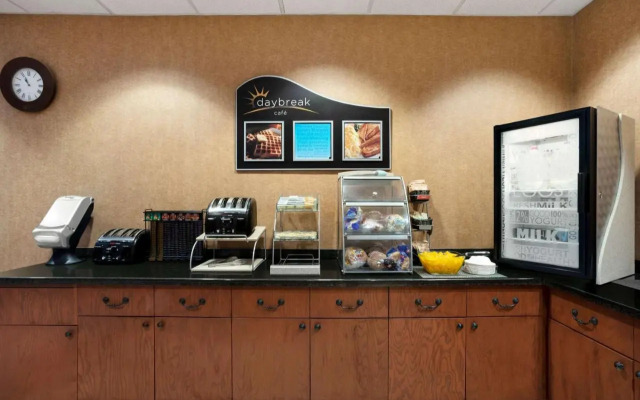 Days Inn & Suites by Wyndham Strathmore