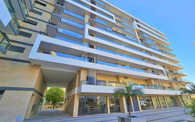 Rocha Prime Center Garage Flat