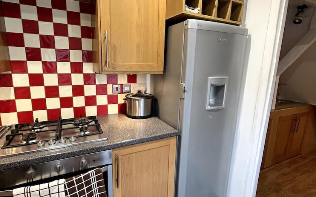 Cosy Entire 3-bed House With Garden and Fast Wifi