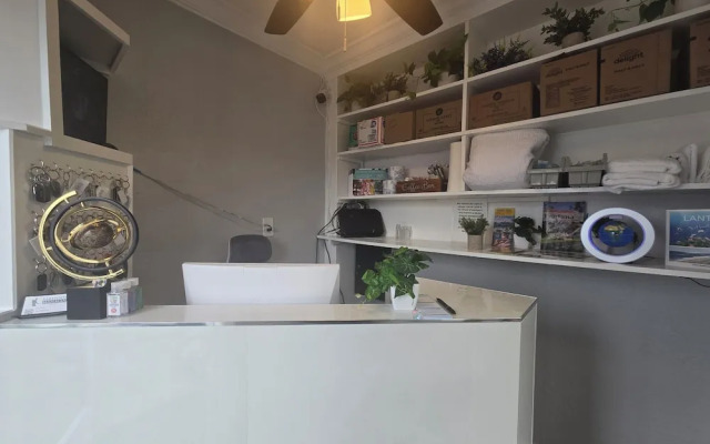 Barefoot Mailman Inn & Suites