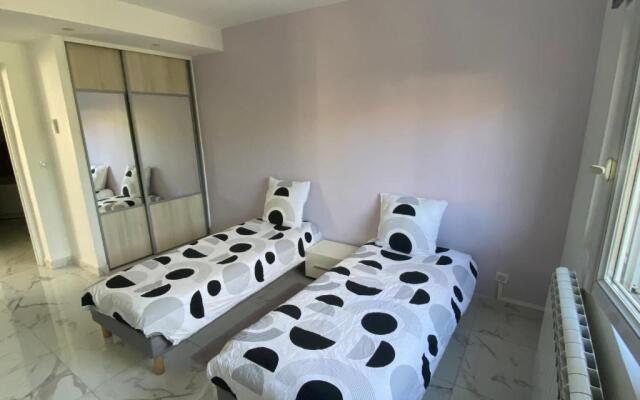 3 Pièces climatisé en rez de jardin avec piscine