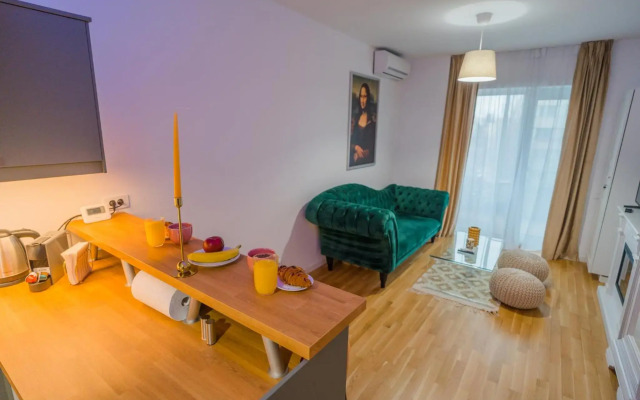 Central 1BR - city view + large balcony + Netflix