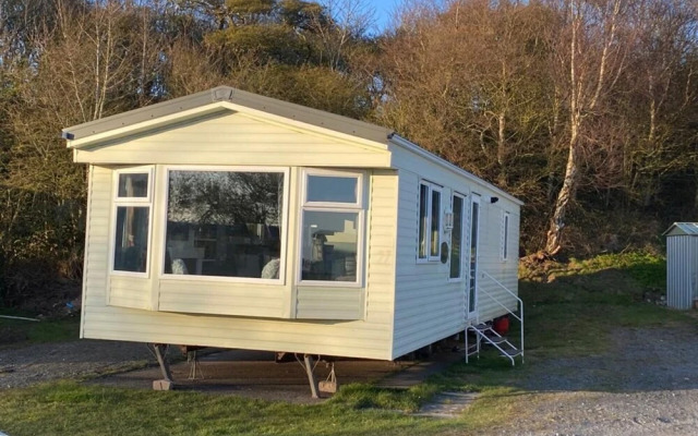 Immaculate 2-bed Static Caravan Near the Lake