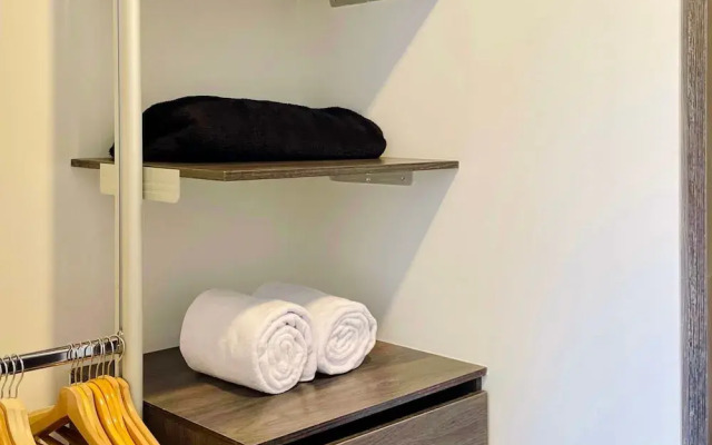 w Sunny 2BR in Modern Building in Chico