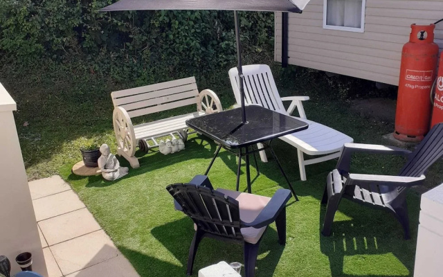 Cozy Chalet Sleeps 4 With Garden