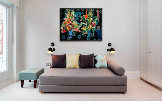 Modernist Beauty on Palace Court